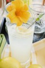 Limonada en vaso con flor - foto de stock
