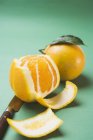 Geschälte und ungeschälte frische Orangen — Stockfoto