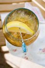 Rum tonic con cubetti di ghiaccio e spicchio di limone — Foto stock