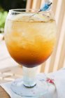 Vista ravvicinata di rum e tonico con cubetti di ghiaccio — Foto stock