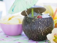 Коктейль в кокосовой скорлупе — стоковое фото