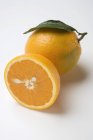 Ganze und halbierte Orangen — Stockfoto