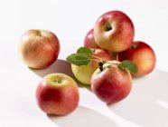 Varias manzanas frescas - foto de stock