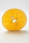 Слайс сочного апельсина — стоковое фото