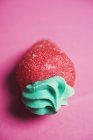 Close-up vista de morango açúcar no fundo rosa — Fotografia de Stock