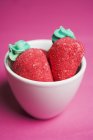 Zucker-Erdbeeren in weißer Schüssel — Stockfoto