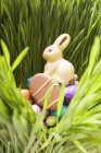 Bonbons de Pâques dans l'herbe — Photo de stock