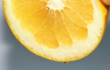 Сожмите наполовину лимон — стоковое фото