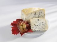 Morceaux de Gorgonzola avec des raisins — Photo de stock