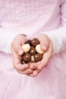 Mãos a segurar ovos — Fotografia de Stock