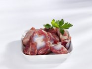 Estômagos de frango crus em pequeno prato — Fotografia de Stock