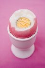 Œuf bouilli coloré dans une tasse à œufs — Photo de stock