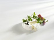 Camembert con erbe e aglio — Foto stock