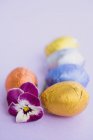 Шоколадные яйца в фольге — стоковое фото