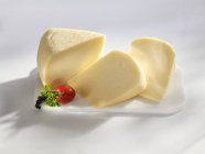 Queso de leche de oveja Kashkaval - foto de stock
