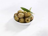 Grüne Oliven in kleiner Schüssel — Stockfoto
