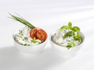 Elevated view of Quark with tomato slices, chives and herbs — Stock Photo