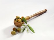 Grüne Oliven gefüllt mit Pfeffer — Stockfoto