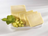Cheddar-Käse auf Teller — Stockfoto