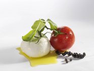 Tomate mit Mozzarella und Basilikum — Stockfoto