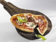 Pizza Margherita con albahaca fresca - foto de stock