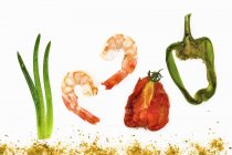 Tranches de légumes grillés et crevettes — Photo de stock