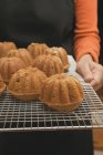 Hände, die frisch gebackene Kuchen halten — Stockfoto