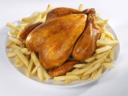 Жареная курица с картофельными чипсами — стоковое фото