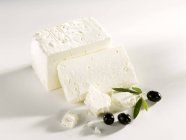 Овечий сир і чорні оливки — стокове фото