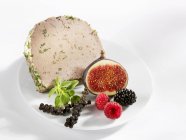 Pork liver with fresh fig and berries — Stock Photo