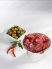 Tranches de salami aux olives vertes et aux piments — Photo de stock