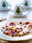 Star-shaped biscuits with mulled wine — Stock Photo