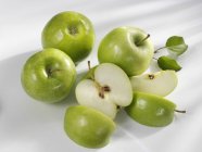 Vier Oma-Schmied-Äpfel — Stockfoto