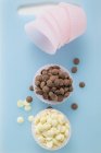 Gocce di cioccolato bianco e fondente — Foto stock
