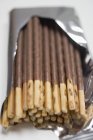 Шоколадні палички у відкритій упаковці — стокове фото