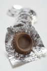 Minces chocolat en papier argenté — Photo de stock