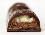 Vista de primer plano de chocolate cortado y barra de mazapán - foto de stock