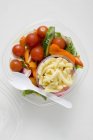 Salat mit geriebenem Käse — Stockfoto