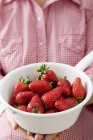 Femme tenant passoire aux fraises — Photo de stock