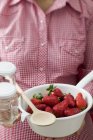 Sieb voller Erdbeeren — Stockfoto