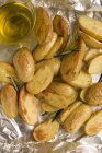 Patatas al horno de romero - foto de stock
