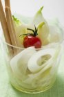 Cipolle sottaceto con pomodoro ciliegia e grissini in tazza di vetro — Foto stock