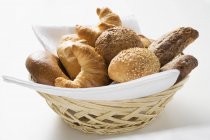 Panecillos y croissants - foto de stock