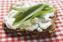 Quark and ramsons on wholemeal bread — Stock Photo