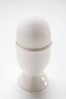 Gekochtes weißes Ei im Eierbecher — Stockfoto