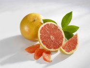 Grapefruit mit Hälfte und Scheiben — Stockfoto