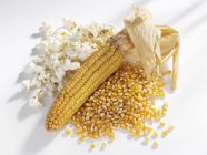 Popcorn und Mais auf Kolben — Stockfoto