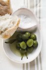 Aceitunas verdes en aceite de oliva - foto de stock
