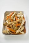 Cenouras assadas com pastinagas e aipo-rábano — Fotografia de Stock