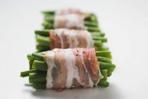 Haricots verts emballés au bacon — Photo de stock